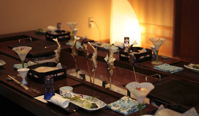 <strong>森の神に会う旅～岐阜県の“ウェルネス・ツーリズム”</strong>　囲炉裏を囲む水鳳園の夕食。芳ばしいアユの香りが立ち上る