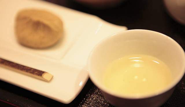 <strong>森の神に会う旅～岐阜県の“ウェルネス・ツーリズム”</strong>　白川街道沿いの道の駅「茶の里 東白川」でしか飲むことのできない煎茶、「極（きわみ）」、地元の老舗和菓子店「南陽軒」の栗きんとんとともに。セットで780円