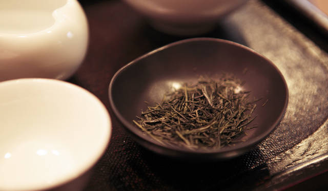 <strong>森の神に会う旅～岐阜県の“ウェルネス・ツーリズム”</strong>　茶葉「極」は針のように細く光沢があり、素人目にもその美しさが伝わってくる