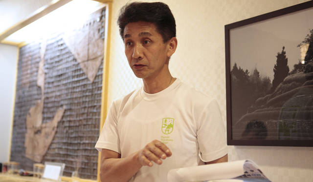 <strong>森の神に会う旅～岐阜県の“ウェルネス・ツーリズム”</strong>　道の駅「茶の里 東白川」で販売されている茶葉を生産する「茶蔵園」を経営し、道の駅の館長も務める村雲陽司さん