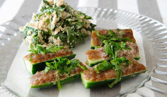 手前／くるみ味噌のもろきゅう、奥／青菜とカリフラワーの白和え