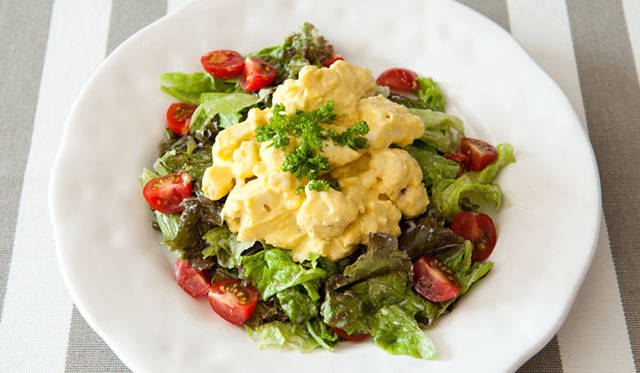 カリフラワーのパプリカソースとシーザーサラダ