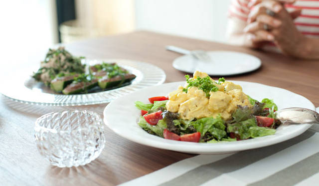 料理を楽しみながら話も弾みます