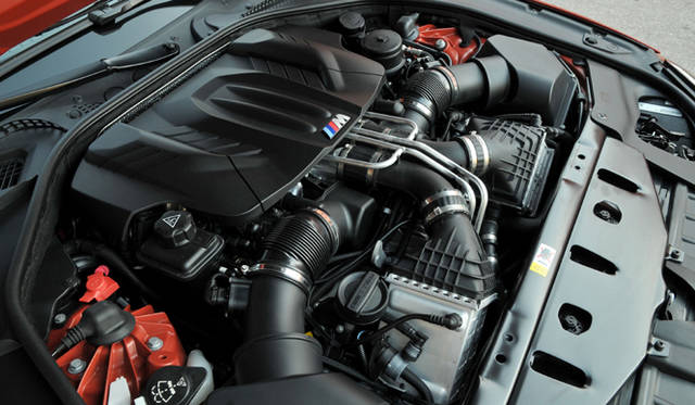 <strong>BMW M6｜ビー・エム・ダブリュー M6</strong><br />4,395ccV型8気筒ツインスクロールターボエンジン （VALVETRONIC、Double-Vanos、高精度燃料直接噴射技術搭載）