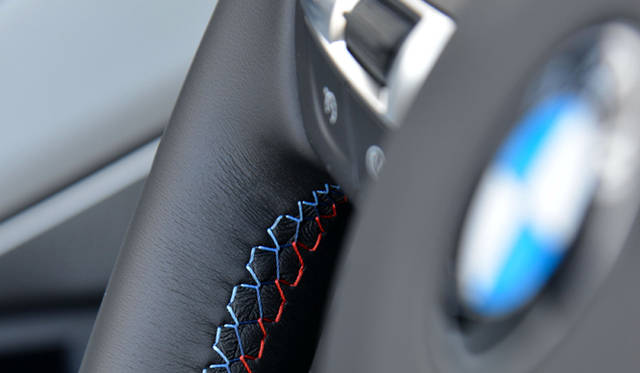 <strong>BMW M6 Cabriolet｜ビー・エム・ダブリュー M6 カブリオレ</strong><br />Mモデルならではの水色と赤のステッチ