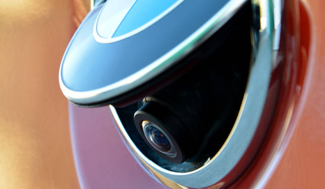 <strong>BMW M6｜ビー・エム・ダブリュー M6</strong><br />リヤビューカメラはエンブレムの下に格納されている