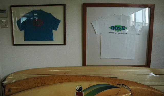 665_04_dove <strong>DOVE|ダブ</strong> 昔のTシャツなどが額装され飾られていた