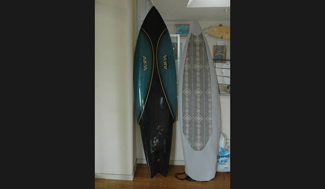 665_05_dove <strong>DOVE|ダブ</strong> オールドなボードもいろいろ陳列してある