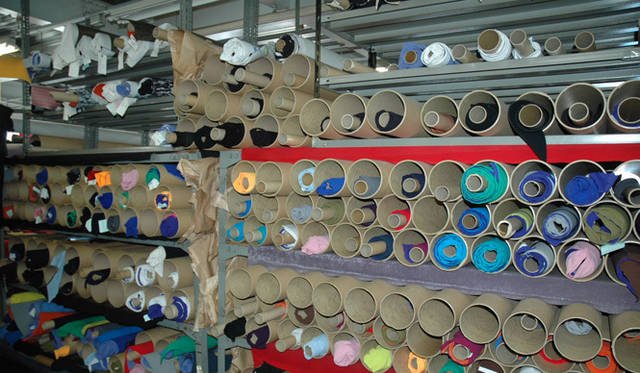 665_14_dove <strong>DOVE|ダブ</strong> フルオーダーに応えるために、生地の数はかなり多い。