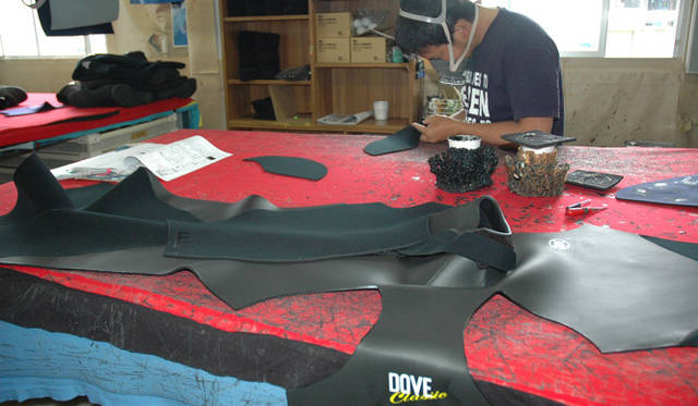 665_16_dove <strong>DOVE|ダブ</strong> 切り取った生地を接着する