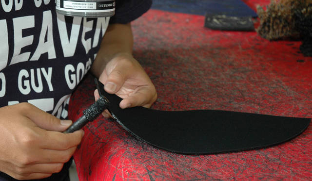 665_17_dove <strong>DOVE|ダブ</strong> 丁寧に糊をつける