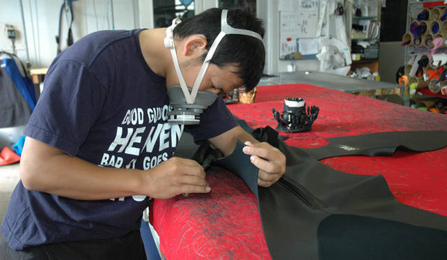 665_18_dove <strong>DOVE|ダブ</strong> 真剣そのもの。まさに職人技