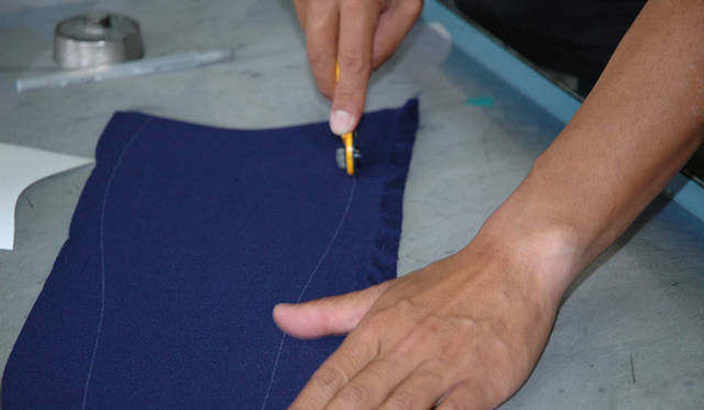 665_19_dove <strong>DOVE|ダブ</strong> 型紙で生地に線を引き、円形カッターで切る