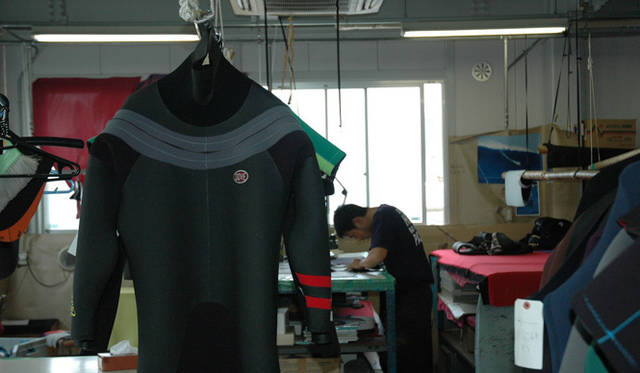 665_26_dove <strong>DOVE|ダブ</strong> 作業途中のウェットスーツ