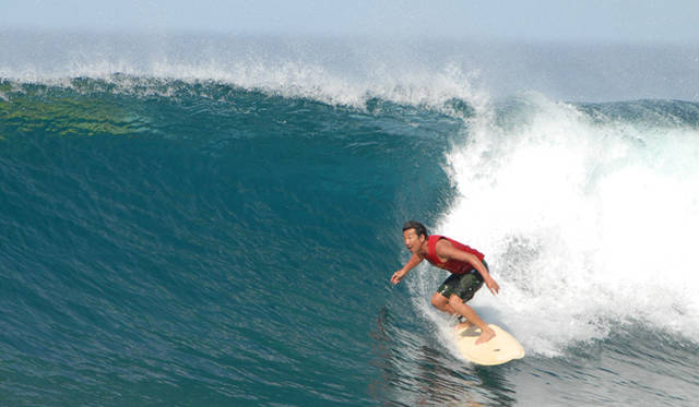 665_dove_34_7892 <strong>DOVE|ダブ</strong> 戸倉康守氏。還暦バースデーサーフィンツアー。バレルメーキングのシークエンス