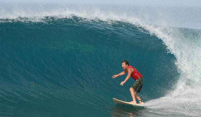 665_dove_36_7895 <strong>DOVE|ダブ</strong> 戸倉康守氏。還暦バースデーサーフィンツアー。バレルメーキングのシークエンス