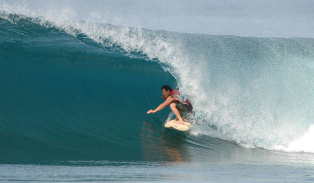 665_dove_42_7903 <strong>DOVE|ダブ</strong> 戸倉康守氏。還暦バースデーサーフィンツアー。バレルメーキングのシークエンス