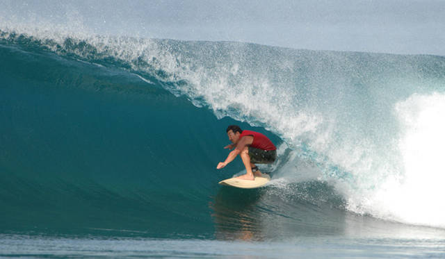 665_dove_43_7904 <strong>DOVE|ダブ</strong> 戸倉康守氏。還暦バースデーサーフィンツアー。バレルメーキングのシークエンス