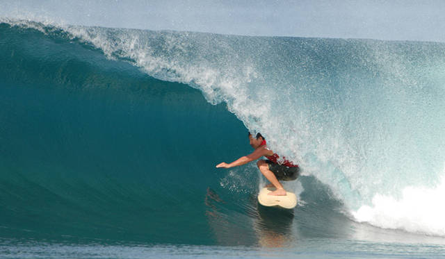 665_dove_44_7905 <strong>DOVE|ダブ</strong> 戸倉康守氏。還暦バースデーサーフィンツアー。バレルメーキングのシークエンス