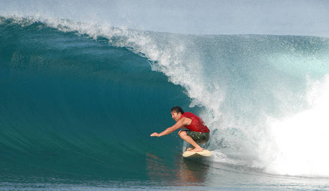 665_dove_45_7906 <strong>DOVE|ダブ</strong> 戸倉康守氏。還暦バースデーサーフィンツアー。バレルメーキングのシークエンス