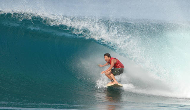 665_dove_47_7908 <strong>DOVE|ダブ</strong> 戸倉康守氏。還暦バースデーサーフィンツアー。バレルメーキングのシークエンス