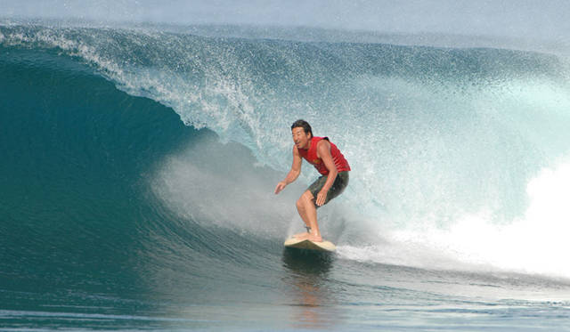 665_dove_48_7909 <strong>DOVE|ダブ</strong> 戸倉康守氏。還暦バースデーサーフィンツアー。バレルメーキングのシークエンス