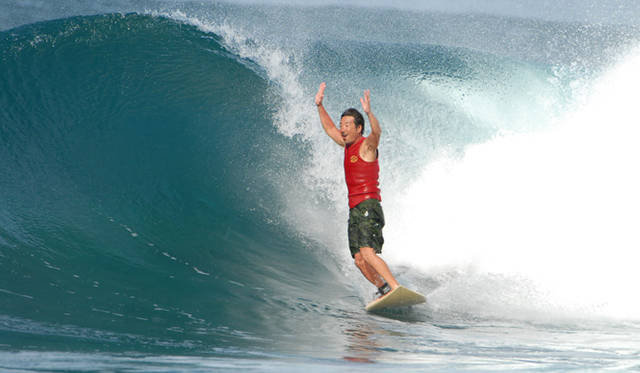 665_dove_50_7911 <strong>DOVE|ダブ</strong> 戸倉康守氏。還暦バースデーサーフィンツアー。バレルメーキングのシークエンス