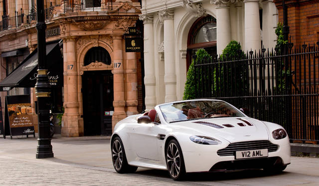 <strong>Aston Martin V12 Vantage Roadster｜アストンマーティン V12ヴァンテージ ロードスター</strong>