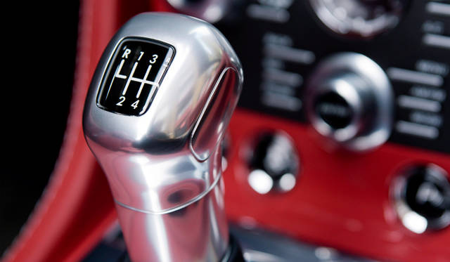 <strong>Aston Martin V12 Vantage Roadster｜アストンマーティン V12ヴァンテージ ロードスター</strong>