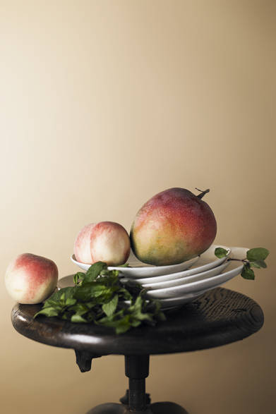 体内でビタミンAに変わる抗酸化力の高い「カロテン」を豊富にふくむフルーツ、桃、マンゴーの美肌コンビで、フルーツのようにフレッシュな肌づくり！　喉の渇きをうるおす、デザートのような南国トロピカル風味は、初心者も難なくトライできそう。<br /> <br /><strong>材料</strong> <br />マンゴー 1個、桃1個、ミントの葉 3～4枚<br /> <br /><strong>作り方</strong> <br />① マンゴーは皮と種をのぞき、適当な大きさにカット<br />② ①に皮ごと桃とミントすべての材料をブレンダーにかけできあがり