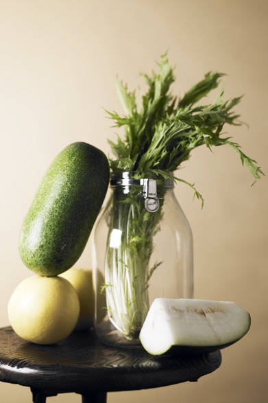 利尿効果のある冬瓜を使ったすっきりとのど越しさわやかなスムージーで体内の水分量を調節し、むくみを撃退。ビタミンCも豊富にふくむ水菜が同時に美肌づくりもかなえてくれる！<br /> <br /><strong>材料</strong> <br />冬瓜　1/4個、グレープフルーツ 1/2個、水菜 ひと掴み<br /> <br /><strong>作り方</strong> <br />① 冬瓜はこすり洗いをし、皮をむき種とワタをとり、適当な大きさにカット<br />② 適当な大きさにカットしたグレープフルーツに水菜と①をくわえ、ブレンダーにかけできあがり