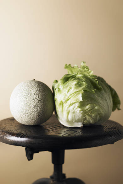 ボディラインが気になる夏のファッション、ぽっこりお腹ではきまらない！　余分な塩分を排出するカリウムが豊富なメロンと、食物繊維たっぷりのレタスでお腹すっきり。メロンの甘さにレタスの苦みをアクセントに効かせた軽やかなフレーバーはくせになりそう。快適な気分とともに、スマートなシルエットを手に入れて。<br /> <br /><strong>材料</strong> <br />メロン1/4個、レタス 2枚<br /> <br /><strong>作り方</strong> <br />①メロンは皮と種をとり、適当な大きさにカット<br />② レタスはよく洗い、①と一緒にブレンダーにかけできあがり