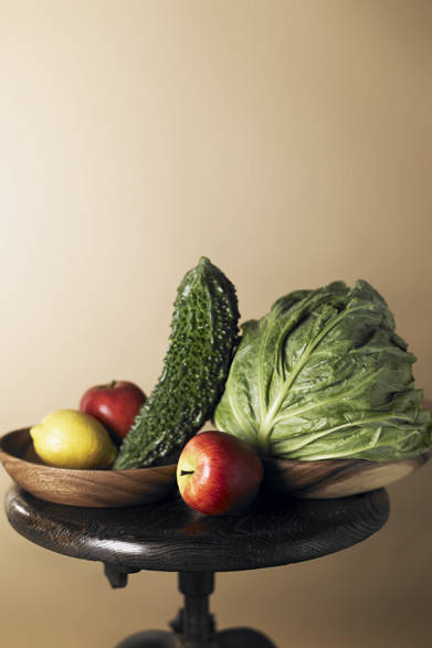 食欲がないからといって食べないでいると、みるみる体力を奪われて疲れやすくなり、また食欲がなくなるという負の連鎖に陥りがちな酷暑の夏。そんな夏バテ防止にはゴーヤの苦み成分「モモルデシン」で胃腸を刺激して食欲促進。ゴーヤとリンゴのグリーンカクテルで、ハツラツとした健康美人を目指す！<br /> <br /><strong>材料</strong> <br />ゴーヤ　1/6本、リンゴ1/2個、キャベツ1枚、レモン汁 少々 水1/4cup<br /><br /><strong>作り方</strong> <br />① ゴーヤは種をとり、適当な大きさにカット<br />② リンゴは皮付きのまま種をとり、適当な大きさにカット<br />③ キャベツは適当な大きさにカット<br />④ 材料をすべて、ブレンダーかけできあがり<br /> <br />