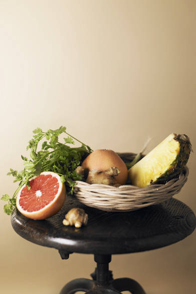 生姜とコリアンダーの香りがアクセントのスパイシーアジアンテイストのスムージー。パイナップルにふくまれるビタミンB郡が体内の消化と代謝をアップ。アジアスパイスで体内から余分な脂肪を燃焼させて！<br /> <br /><strong>材料</strong> <br />パイナップル 1/4個、ルビーグレープフルーツ　1個、生姜 1かけ、コリアンダー 少々<br /> <br /><strong>作り方</strong> <br />① パイナップルは葉と皮をとり、適当な大きさにカット<br />② ルビーグレープフルーツは皮をむき、適当な大きさにカット<br />③ 生姜のすりおろしと、お好みでコリアンダーを少量入れ、すべての材料をブレンダーにかけてできあがり