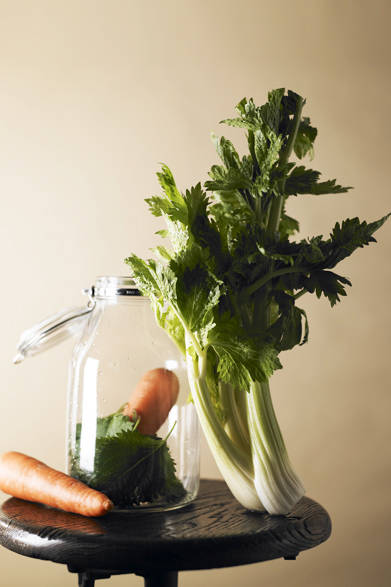 セロリのフレーバーのあとにふわっと大葉の香りが広がる、優しいリラックスアロマ風味のスムージー。セロリにふくまれる「アピイン」という香りの成分がイライラを鎮めて穏やかな睡眠をうながし、寝苦しい熱帯夜にも快適な眠りをもたらしてくれる、おやすみ前に愉しみたい1杯だ。<br /> <br /><strong>材料</strong> <br />人参1本、セロリ（茎）2/3本、青じそ　8枚、水1/2cup <br /> <br /><strong>作り方</strong> <br />① 人参は皮付きのまま両端を切り落とし、適当な大きさにカット<br />② セロリと青じそをよく洗い、適当な大きさにカット。材料をすべて、ブレンダーにかけ、ガーゼなどで絞ればできあがり