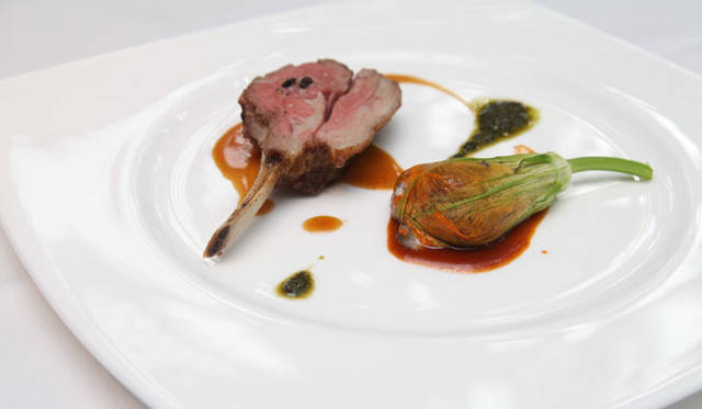 <strong>ジャパン・レストラン・ウィーク2012 サマープレミアム</strong>　エリカ・アンギャル監修「血液型別食事法」×レストラン アイ“Menu Nice Life” B型　骨付き子羊のロティ、ブルビチーズと黒オリーブを花ズッキーニに詰めて