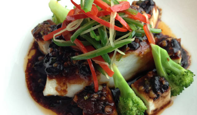 <strong>ジャパン・レストラン・ウィーク2012 サマープレミアム</strong>　エリカ・アンギャル監修「血液型別食事法」×チャイナブルー A型　白身魚の中国黒豆味噌蒸し 豆腐を添えて にんにくの香りをのせて