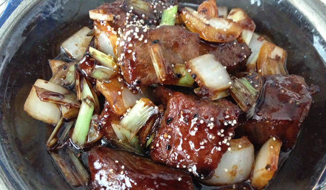 <strong>ジャパン・レストラン・ウィーク2012 サマープレミアム</strong>　エリカ・アンギャル監修「血液型別食事法」×チャイナブルー O型　和牛肉さいの目切りステーキと玉葱の炒め スパイシーな黒胡椒ソースで