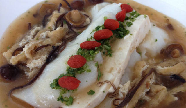 <strong>ジャパン・レストラン・ウィーク2012 サマープレミアム</strong>　エリカ・アンギャル監修「血液型別食事法」×チャイナブルー AB型　白身魚と豆腐の重ね蒸し 風味豊かな味噌ソースで