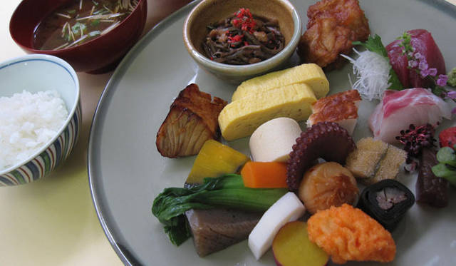 <strong>ジャパン・レストラン・ウィーク2012 サマープレミアム</strong>　つきぢ 田村　弁当の代表料理を盛り込み、中食的なひと皿に仕上げた。白いごはんに合う品々とともに、昆布とかつお節をきかせた赤出しはその料理とともに奥深いうま味を味わいたい。ランチ2100円（税込・サ別）