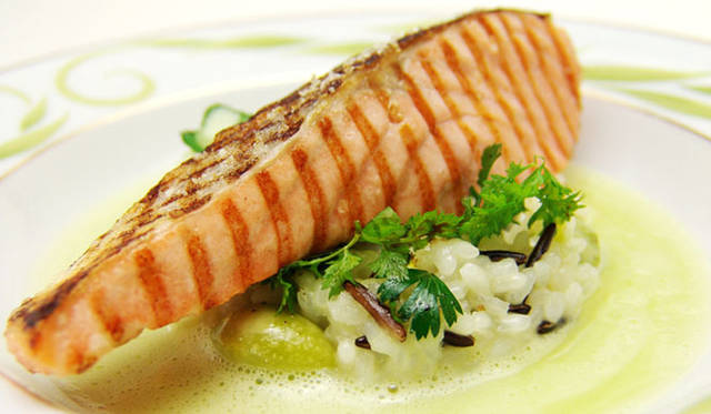 <strong>ジャパン・レストラン・ウィーク2012 サマープレミアム</strong>　オテル・ドゥ・ミクニ　今が旬の食材で表現されるコース料理。産地はもちろん生産者にまでこだわった食材をとり入れるシェフ三國氏ならではのメニュー。ランチ2100円、ディナー5250円（税込・サ別）