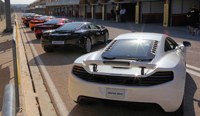 <strong>Pirelli Cinturato P7 Blue test drive｜ピレリ チンチュラート P7 ブルー試乗会</strong><br />ヴァレンシアにあるサーキットにはそうそうたるクルマが集まっていた