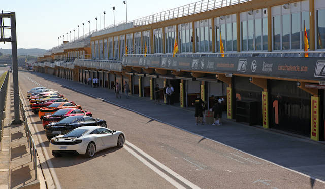 <strong>Pirelli Cinturato P7 Blue test drive｜ピレリ チンチュラート P7 ブルー試乗会</strong><br />ヴァレンシアにあるサーキットにはそうそうたるクルマが集まっていた