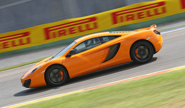 <strong>McLaren MP4-12C｜マクラーレンMP4-12C</strong><br />フロントは235/35ZR19、リアは305/30ZR20のピレリPゼロをはく