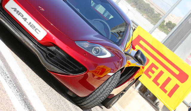 <strong>McLaren MP4-12C｜マクラーレンMP4-12C</strong><br />フロントは235/35ZR19、リアは305/30ZR20のピレリPゼロをはく