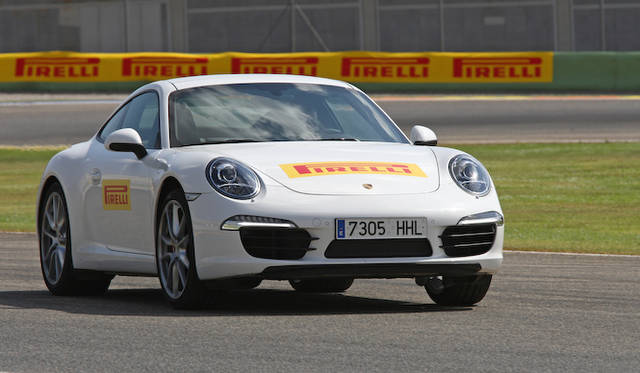 <strong>Porshce 911 Carrera S｜ポルシェ911カレラS</strong><br />フロントは245/35ZR20、リアは295/30ZR20のPゼロをはく