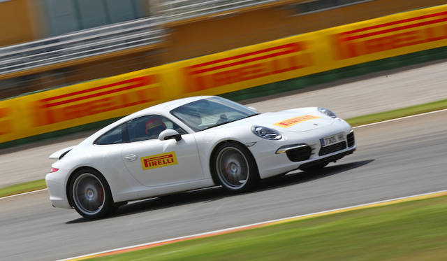 <strong>Porshce 911 Carrera S｜ポルシェ911カレラS</strong><br />フロントは245/35ZR20、リアは295/30ZR20のPゼロをはく