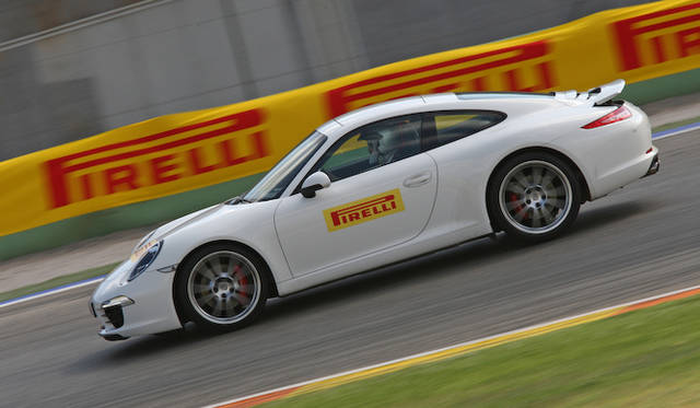 <strong>Porshce 911 Carrera S｜ポルシェ911カレラS</strong><br />フロントは245/35ZR20、リアは295/30ZR20のPゼロをはく