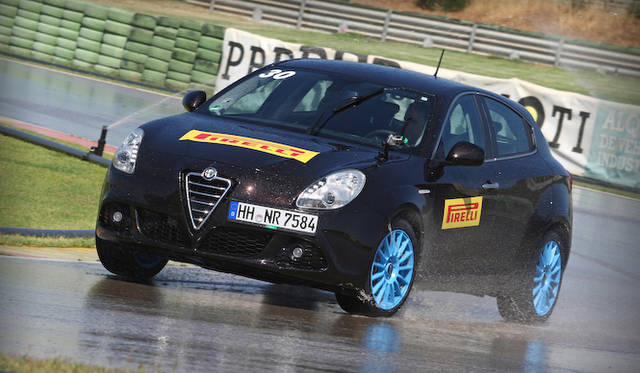<strong>Pirelli Cinturato P7 Blue｜ピレリ チンチュラート P7 ブルー</strong><br />アルファ・ロメオ ジュリエッタでウェット性能をためす