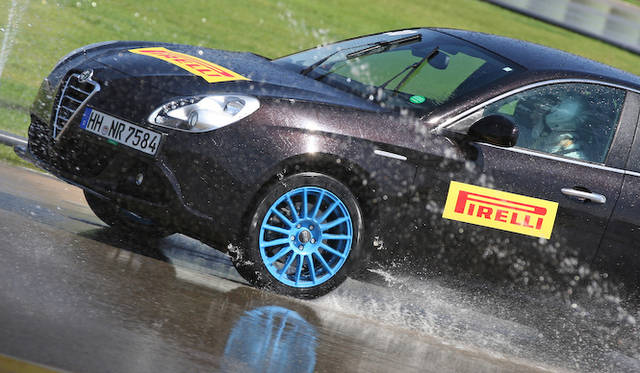 <strong>Pirelli Cinturato P7 Blue｜ピレリ チンチュラート P7 ブルー</strong><br />アルファ・ロメオ ジュリエッタでウェット性能をためす